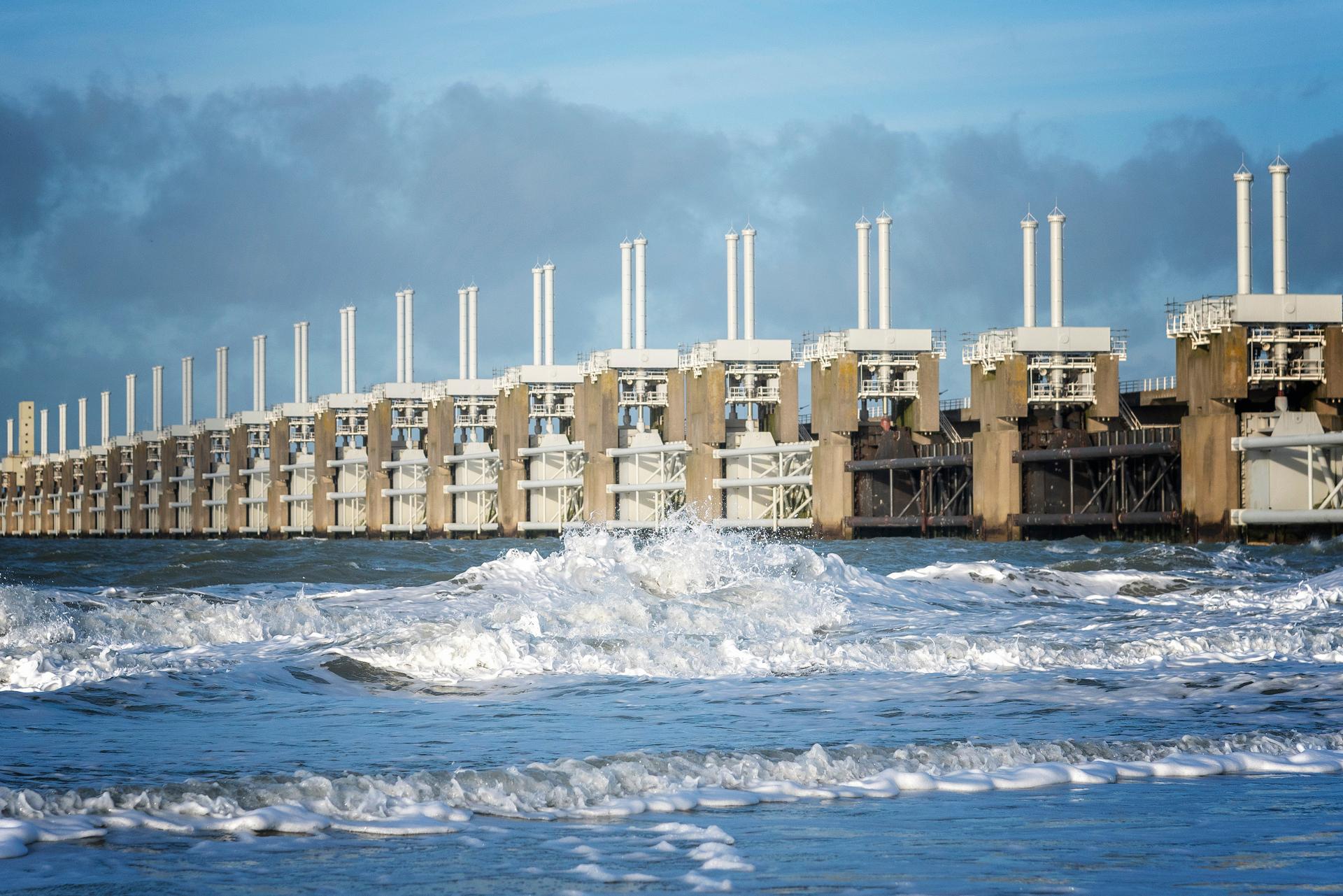 Foto van de zee en deltawerken