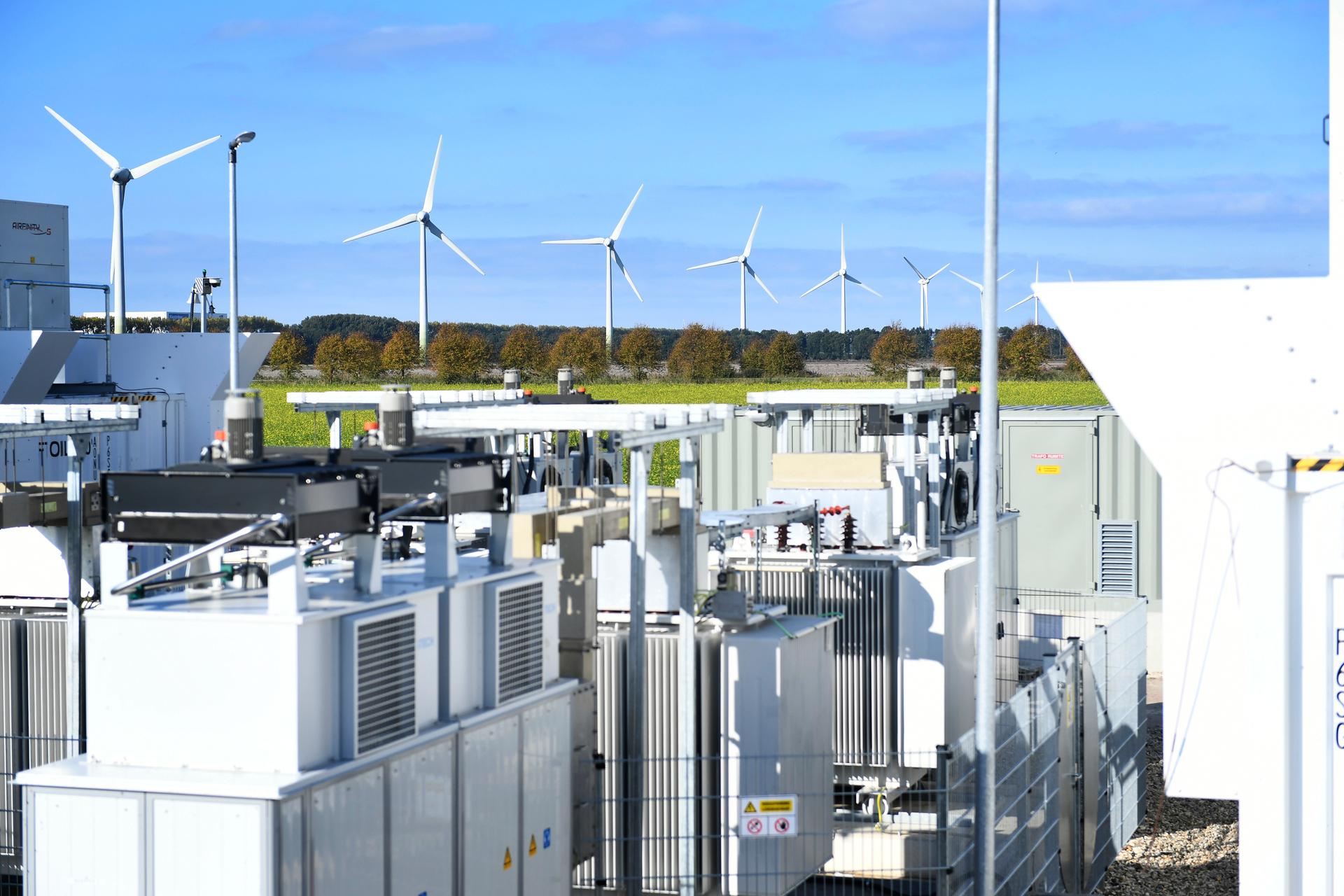 Foto van grote batterijen en windmolens