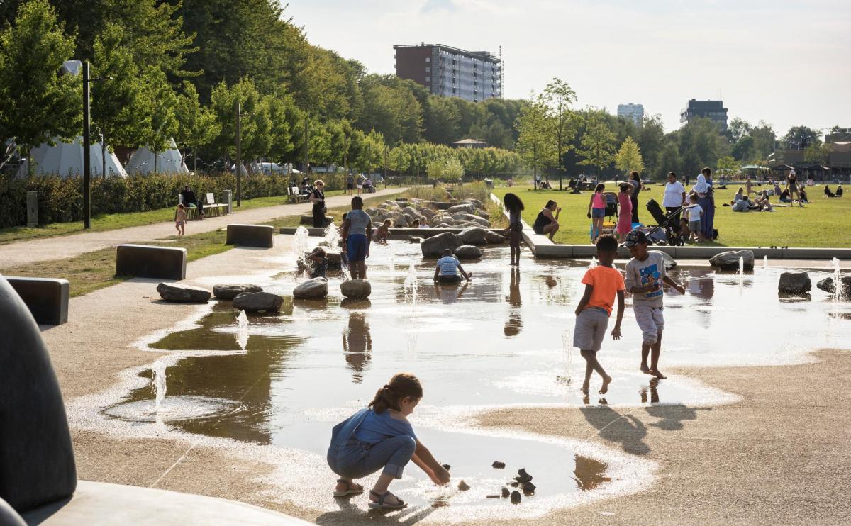 kinderen spelen in waterspeeltuin 