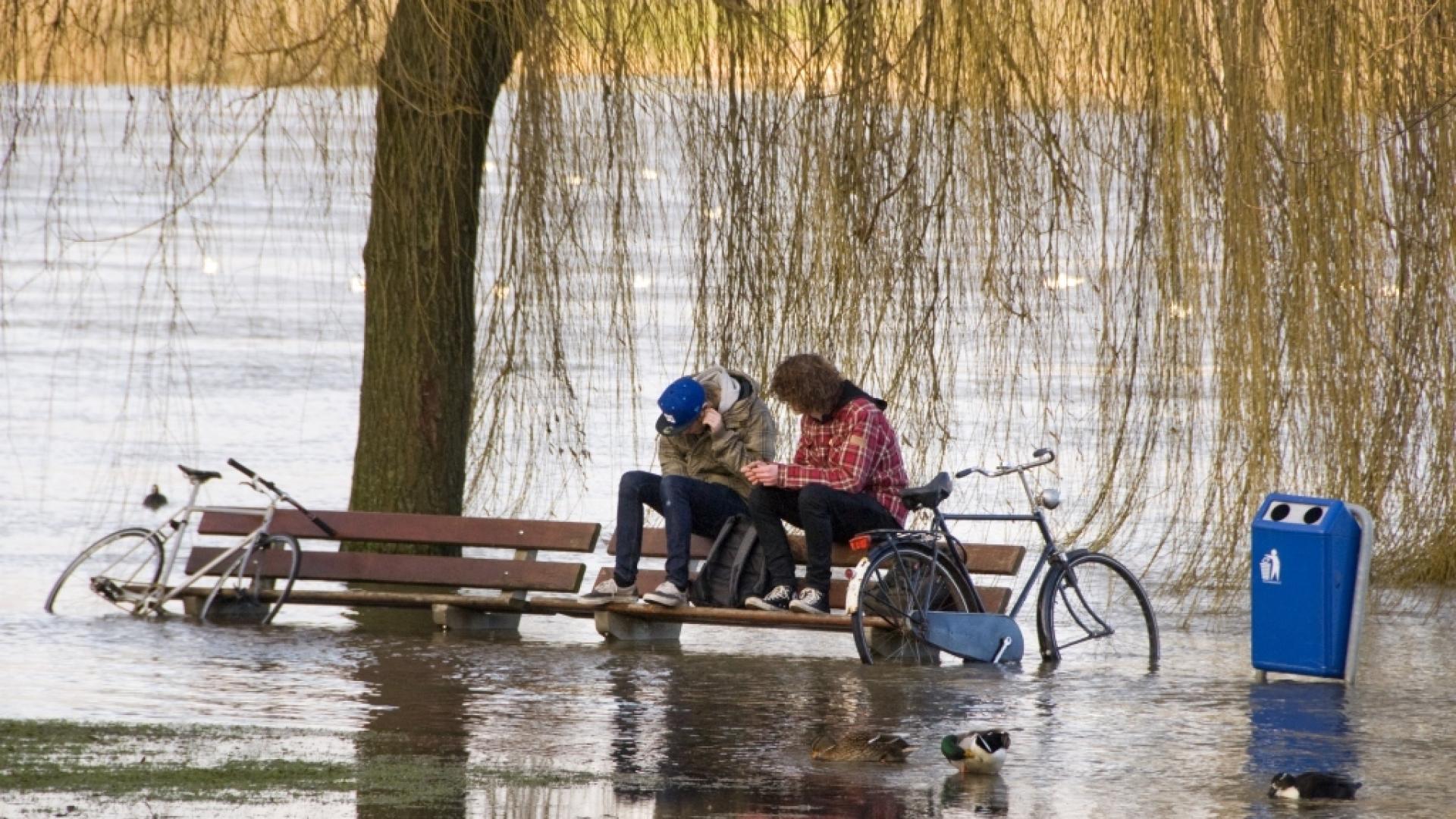 jongeren op bankje overstroomd