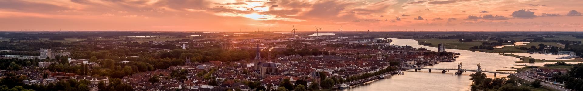 De stad Kampen bij zonsopkomst aan de Overijssel.