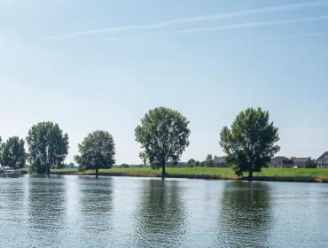 Rivier met  bomen langs kade