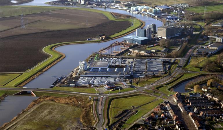 Foto van een energiecentrale waar steenkool en biomassa worden gebruikt. 