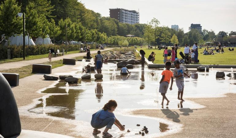kinderen spelen in waterspeeltuin