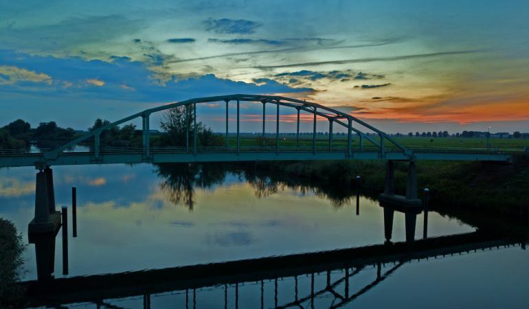 Brug bij ondergaande zon