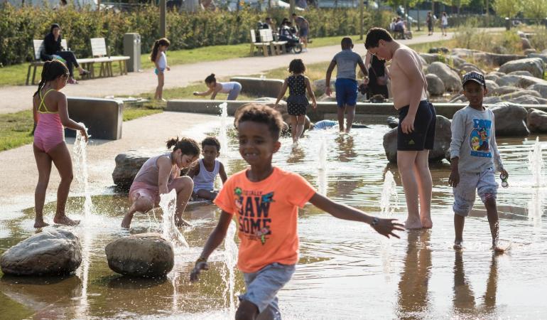 kinderen in waterspeeltuin