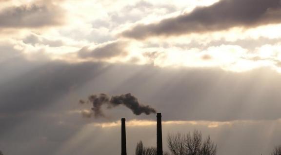 schoorstenen van fabriek in avondlucht