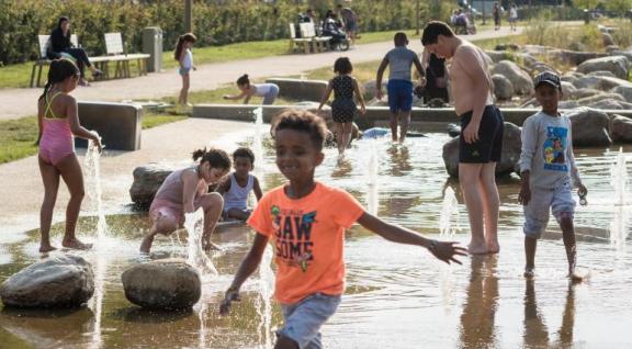 kinderen in waterspeeltuin