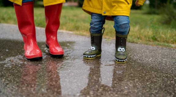 kids met regenlaarsjes in een waterplas