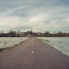 Foto van een weg in Nederland omringt door water 