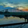 Brug bij ondergaande zon