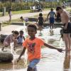 kinderen in waterspeeltuin