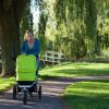 vrouw in park met kinderwagen